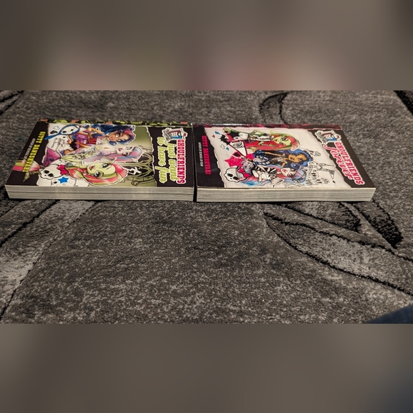Monster High soft cover books x2 - Picture 2 of 7